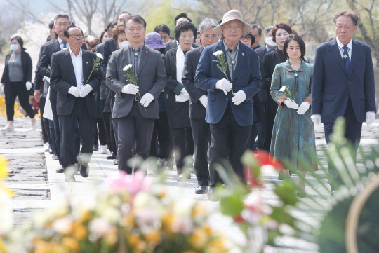제주4·3범국민위원회, 노무현재단 제주위원회, 평화통일교육문화센터, 보리아트연구소가 제주 4·3 75주년과 노무현 전 대통령 사과 20주년을 맞아 1일 오후 경남 김해시 진영읍 봉하마을 노무현 전 대통령 묘역에서 4.3 추념식을 거행했다. 제주4·3 희생자 유족, 여순 10·19 사건 유족, 경산 코발트광산 희생자 유족, 대전 산내사건 희생자 유족 등 해방과 한국전쟁을 전후로 희생된 민간인 유족과 1987년 10월 항쟁 유족 등 100여명이 노무현 전 대통령 묘역에 헌화하고 있다.연합뉴스